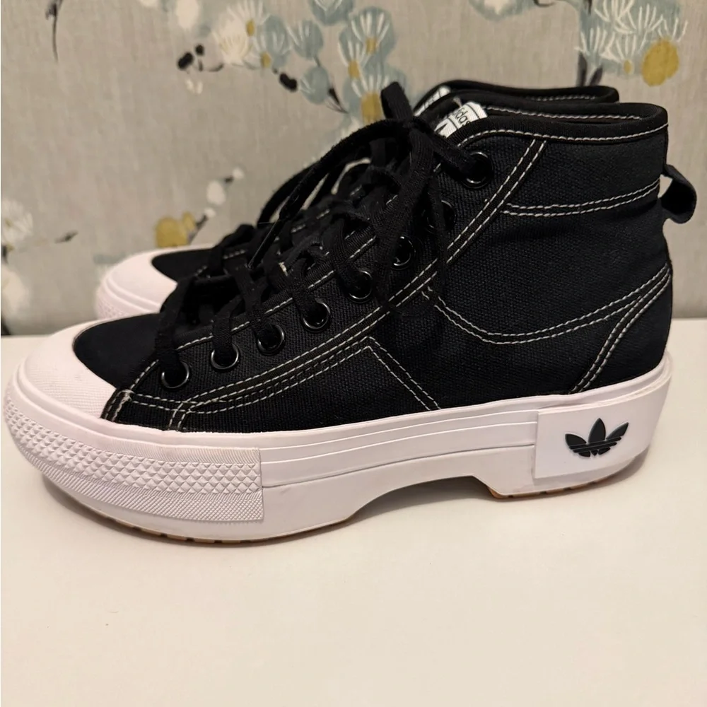 Adidas Classic Black and White Low-Tops - Picture 3 of 8